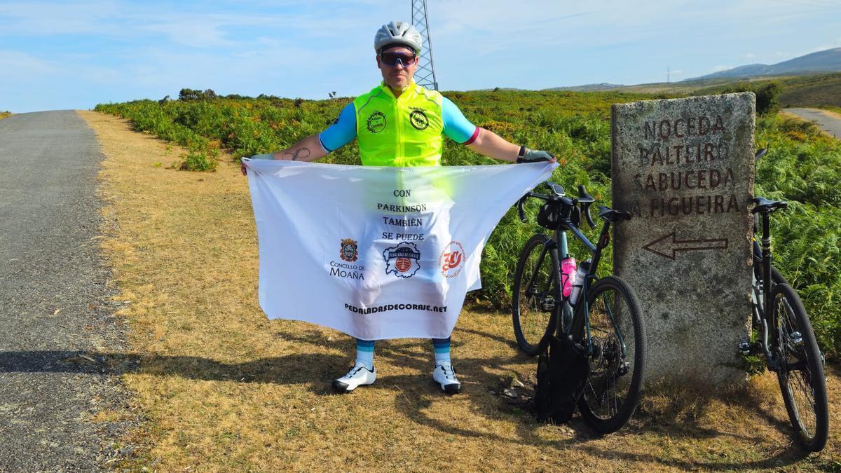 El moañés Cristóbal Budiño durante una de las pausas que realiza en sus rutas.