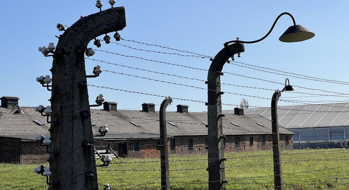 Alambrada electrificada y barracones de Birkenau.