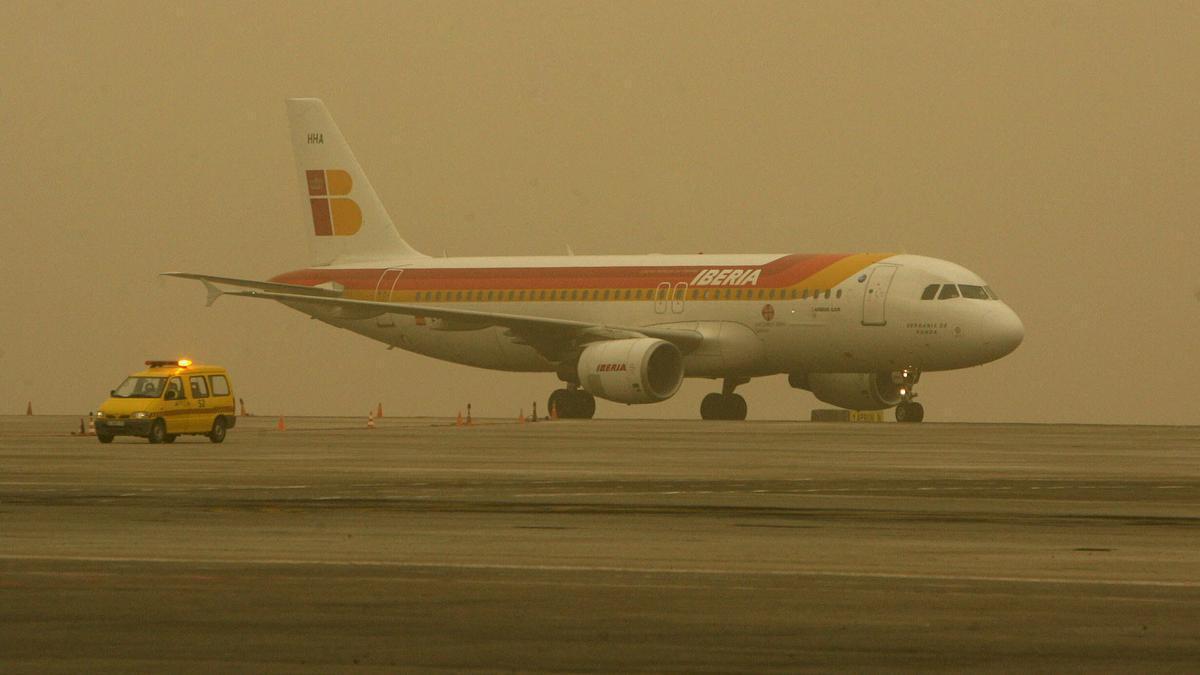 Un avión se mantiene en la pista al no poder despegar por la niebla.