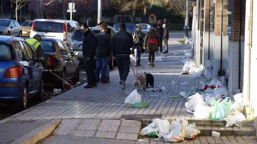 Locales y portales próximos al parque de San Martín amanecieron llenos de residuos, orines y vómitos.