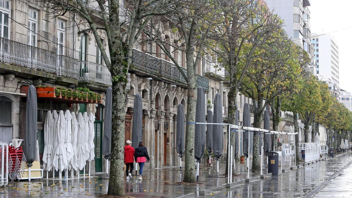 Vista de la calle Montero Ríos de Vigo con los negocios de hostelería cerrados