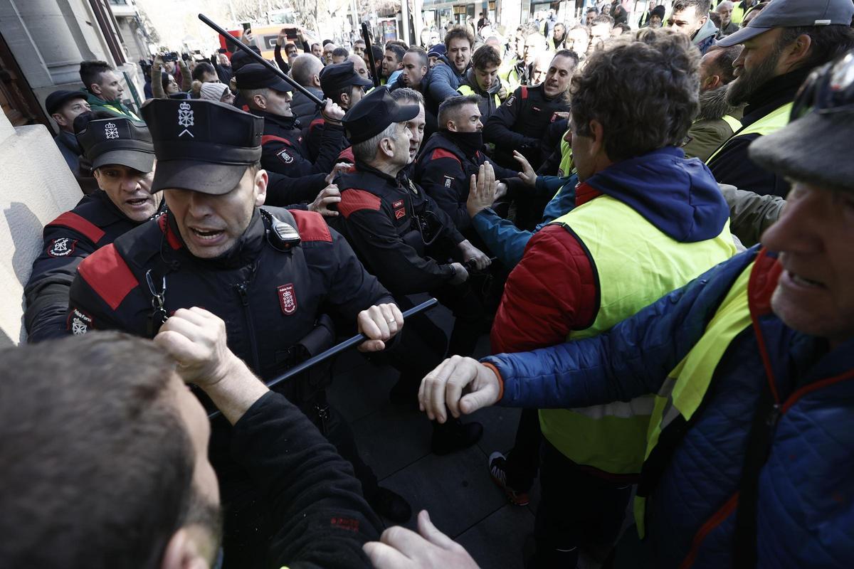 Los agricultores intentan entrar al Parlamento de Navarra por la fuerza