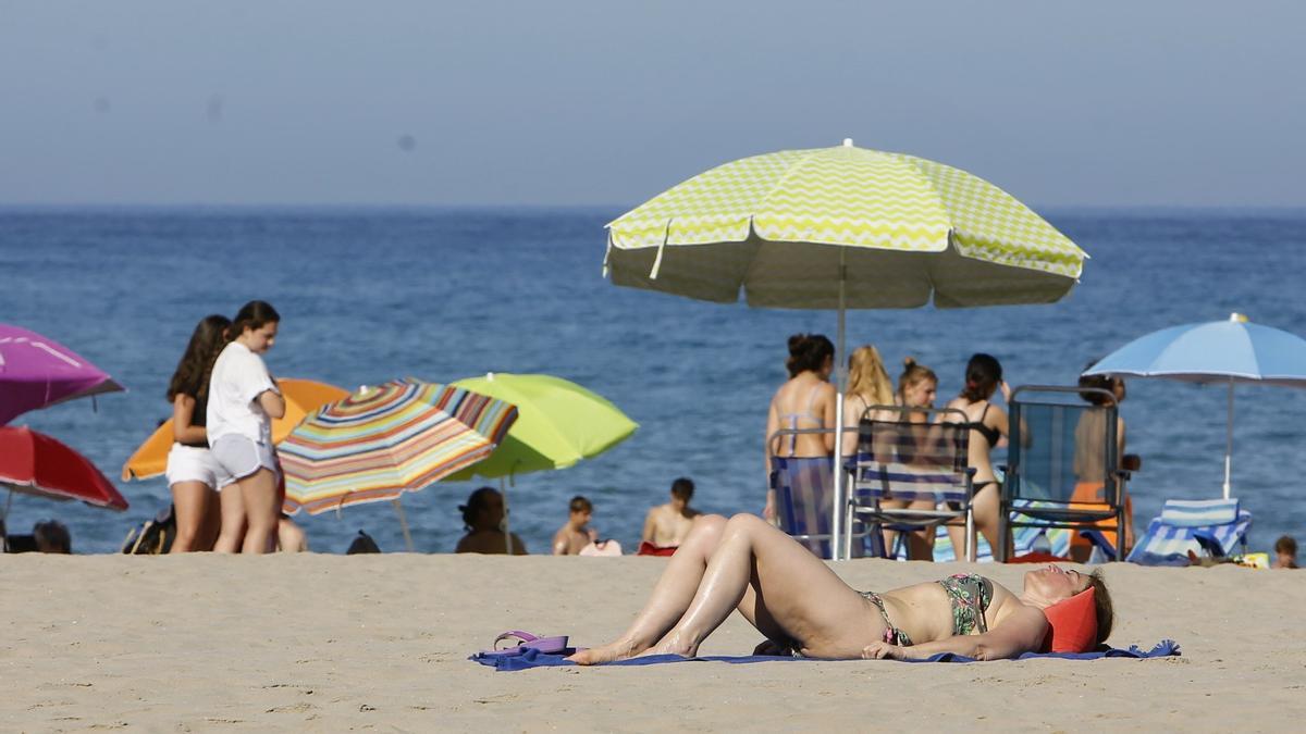 La playa de San Juan en Alicante con altas temperaturas el pasado fin de semana