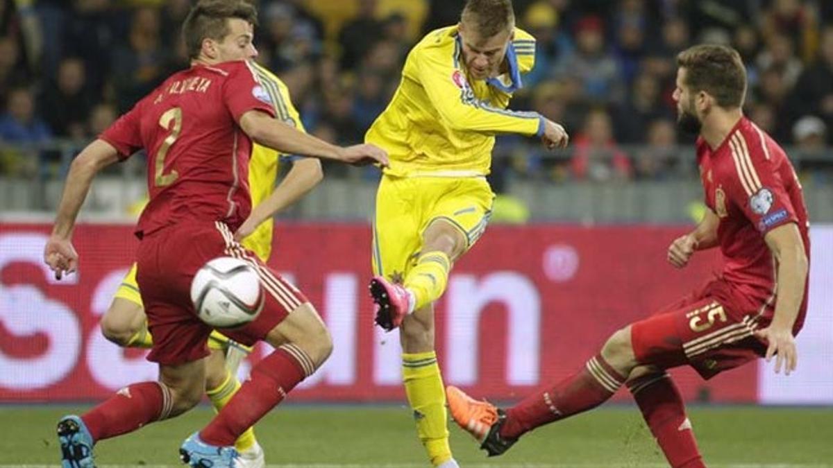 Yarmolenko dispara ante la oposición de Azpilicueta y Nacho