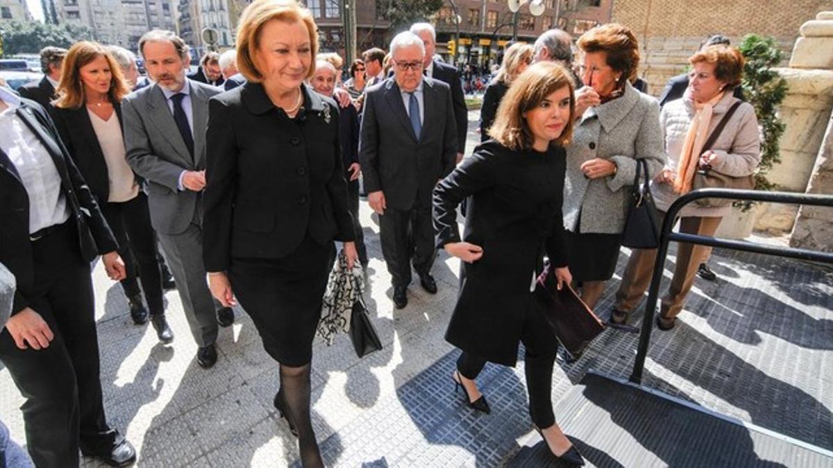 La presidenta de Aragón, Luisa Fernanda Rudi, y la vicepresidenta del Gobierno, Soraya Sáenz de Santamaría, a su llegada al funeral.