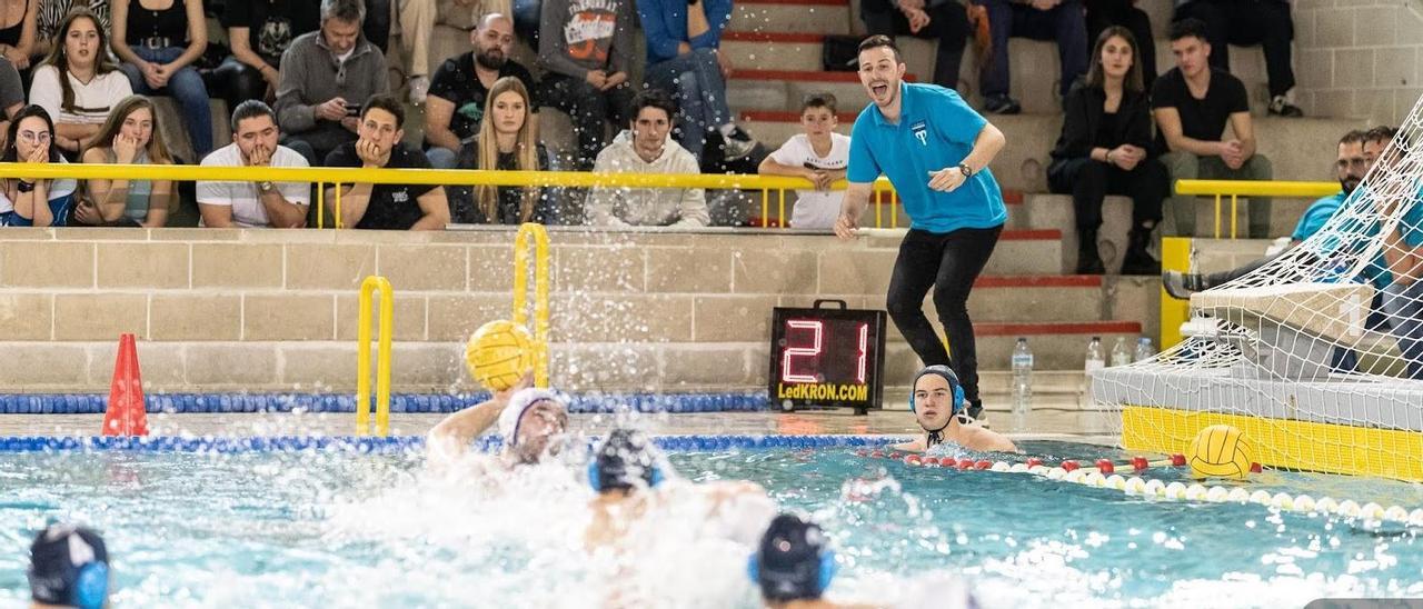 David Torilo dona indicacions a l'equip durant el partit d'Olot