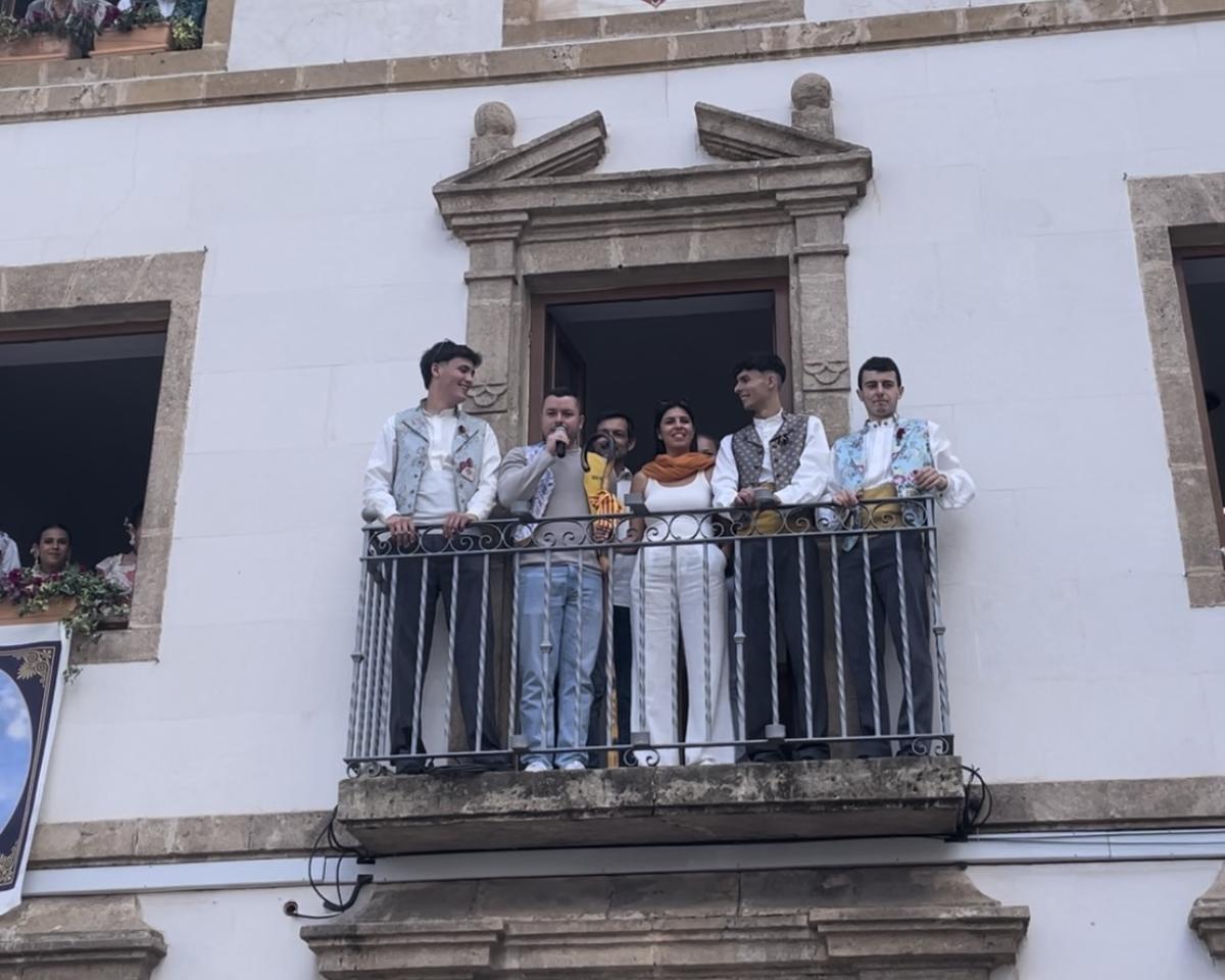 Els alcaldes de Sant Pancraç dictant les normes d'indumentària del dia més "bizarro" de les feste del Poble Nou
