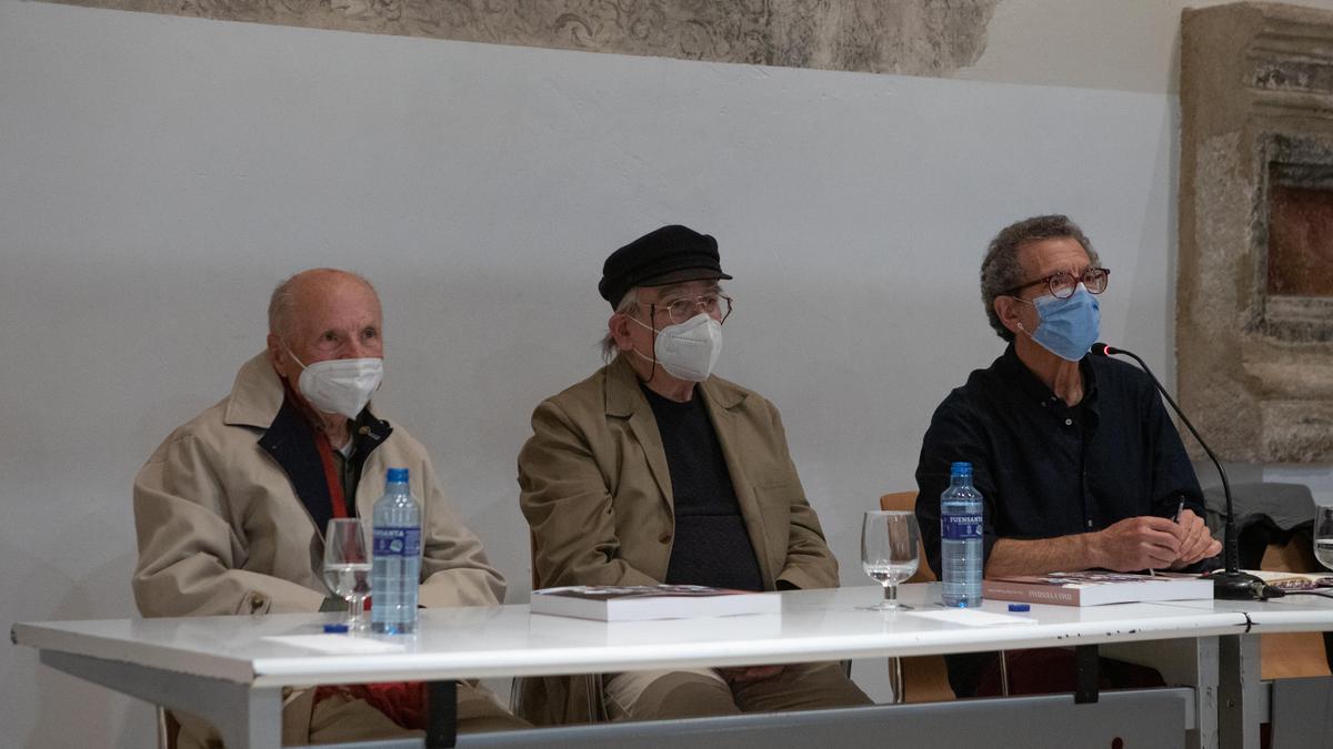 José María Mezquita, Antonio López y Luis Ramos en el encuentro celebrado en la Biblioteca Pública