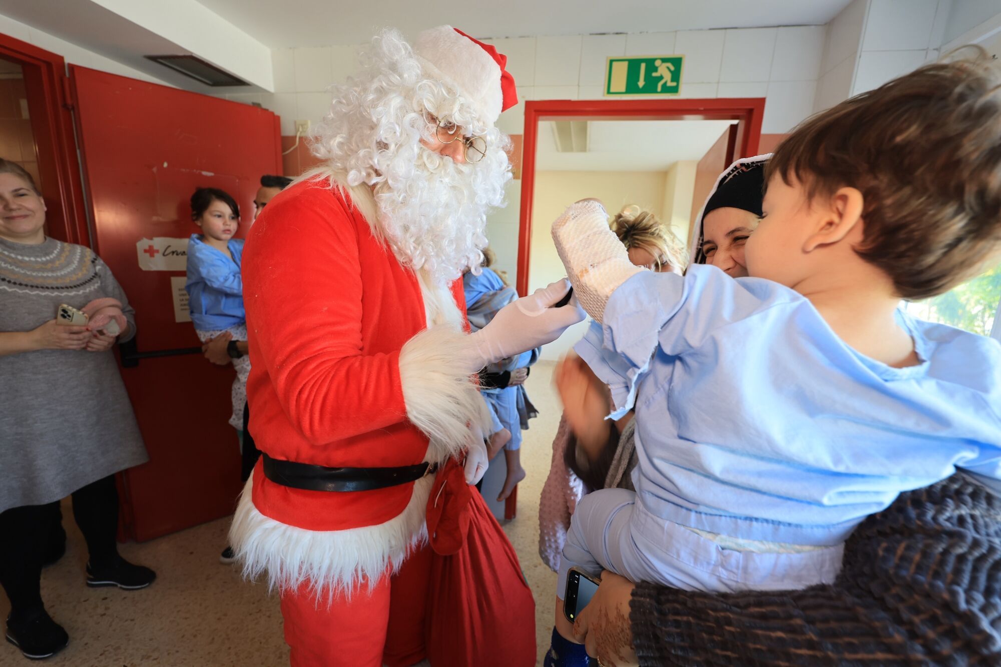 Mediterráneo y Todojuguete reparten ilusión entre los niños hospitalizados