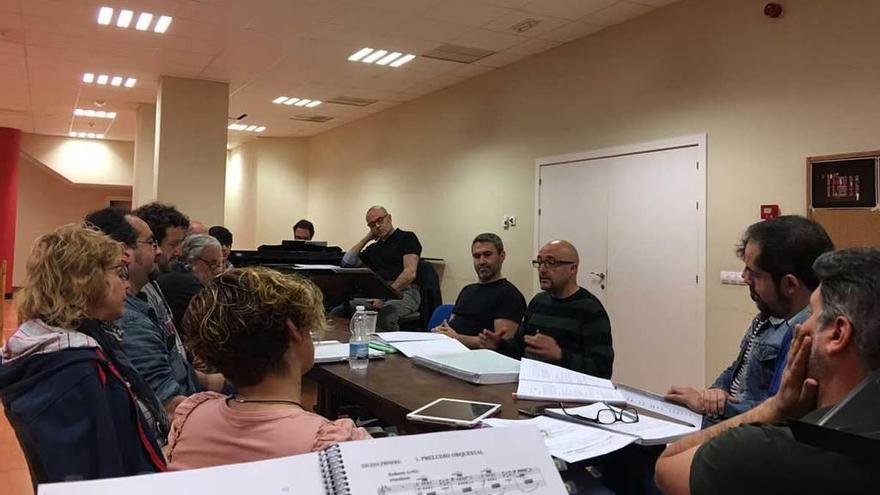 El equipo de la zarzuela, en un momento del primer ensayo con Maxi Rodríguez.