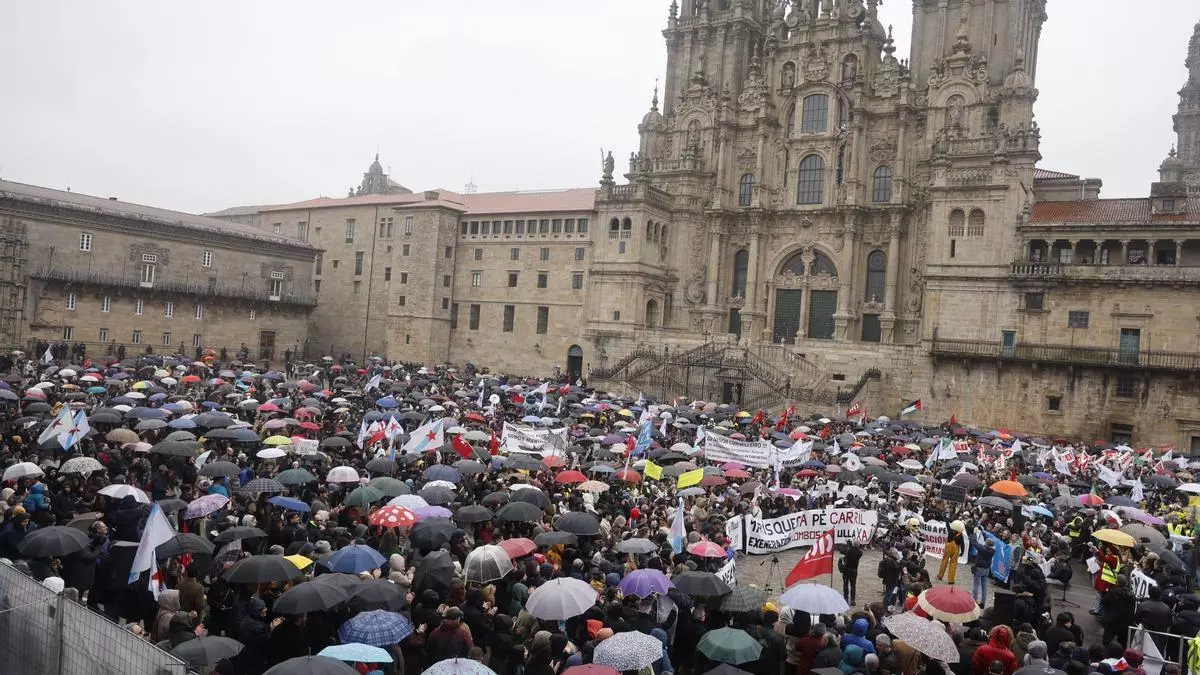 Miles de personas marchan "en defensa do mar" y contra la gestión de la crisis de los pélets en Compostela