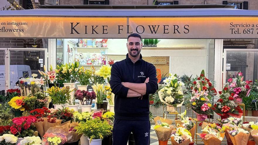 Kike al seu quiosc a La Rambla de Palma i preparant un arranjament floral a un dels esdeveniments on col·labora | C.P./Arxiu personal