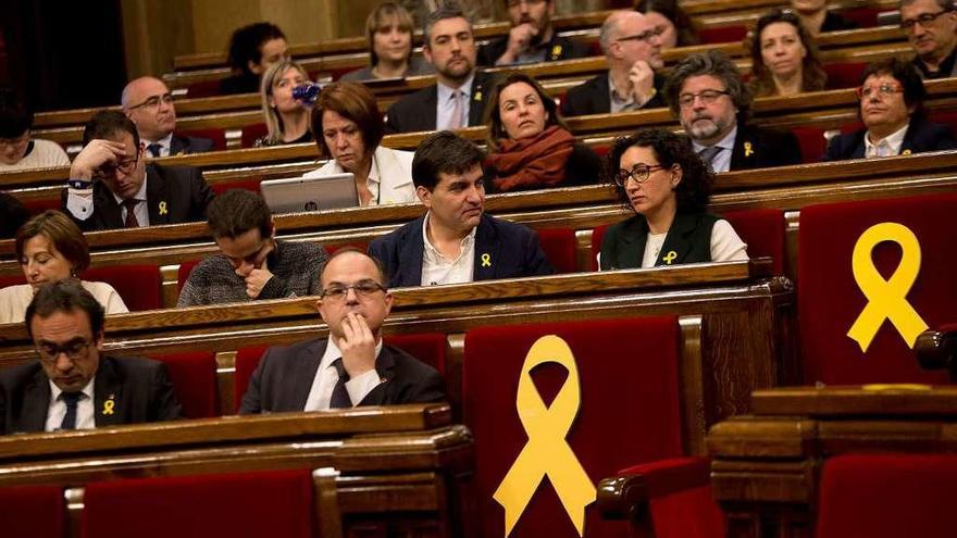 Los republicanos Sabrià y Marta Rovira (en el centro), durante el Pleno del Parlament de este jueves.