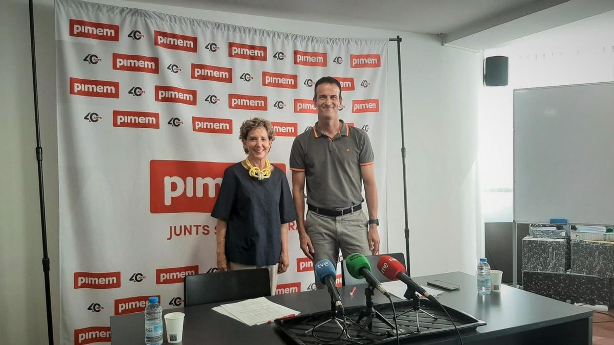 La delegada del Gobierno en Baleares, Aina Calvo, y el presidente de Pimem, Jordi Mora, en la sede de la patronal.