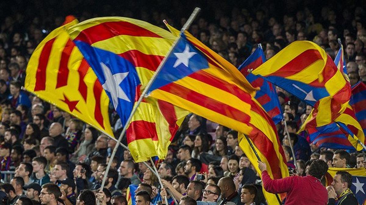 Diverses estelades onegen al Camp Nou durant el partit entre el Barça i l’Eibar.