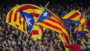 Varias ’estelades’ ondean en el Camp Nou durante el partido entre el Barça y el Eibar.