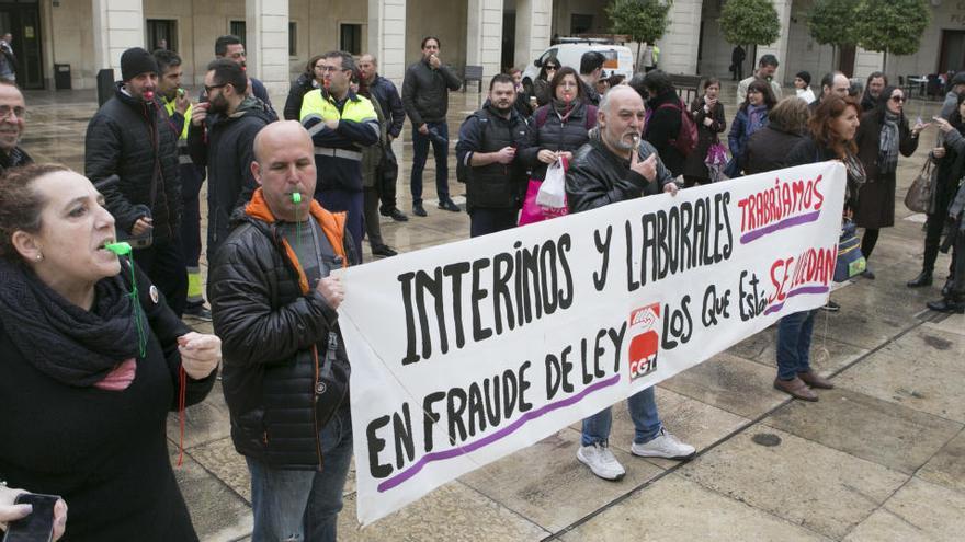 Una sentencia obliga al Ayuntamiento de Alicante a indemnizar a dos interinos que no pasaron la prueba para ser fijos