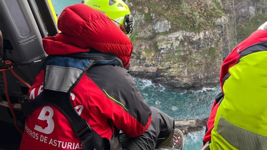 VÍDEO:  El gran despliegue del SEPA para buscar a un pescador desaparecido en Coaña, visto desde el aire