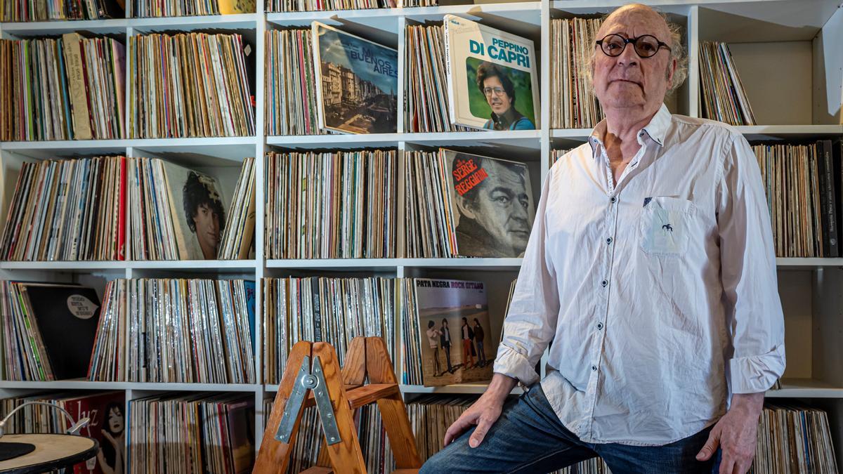 Jaume Sisa, con su colección de discos de vinilo