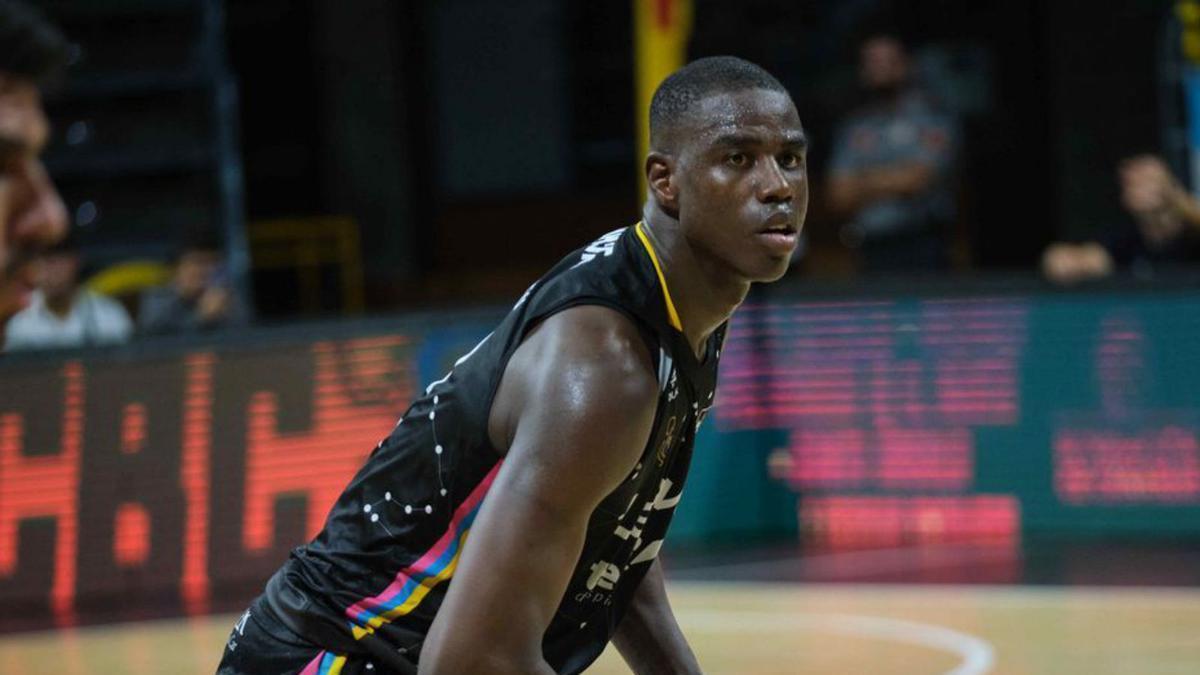 Moussa Diagne intenta pasar en un partido ante el Gran Canaria. | | CARSTEN LAURITSEN