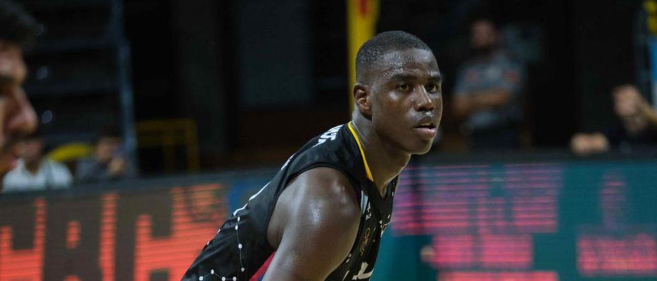 Moussa Diagne intenta pasar en un partido ante el Gran Canaria.