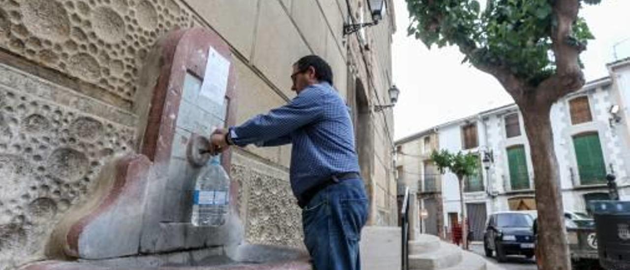 Un vecino en una de las fuentes de la localidad.