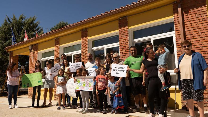 Las familias de Arcenillas exigen que se construya una segunda aula en el colegio