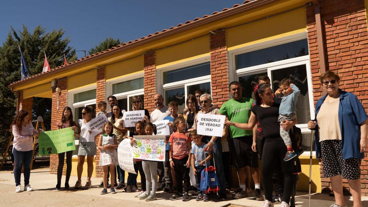 Protesta a las puertas del colegio de Arcenillas. | José Luis Fernández