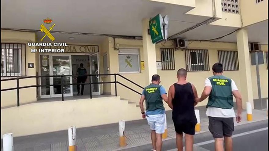 El detenido, custodiado por la Guardia Civil