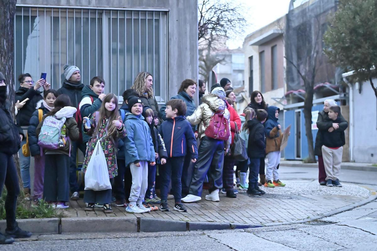 En imágenes I Los vecinos intententan paralizar el desahucio de Hamza y su familia en Torrero