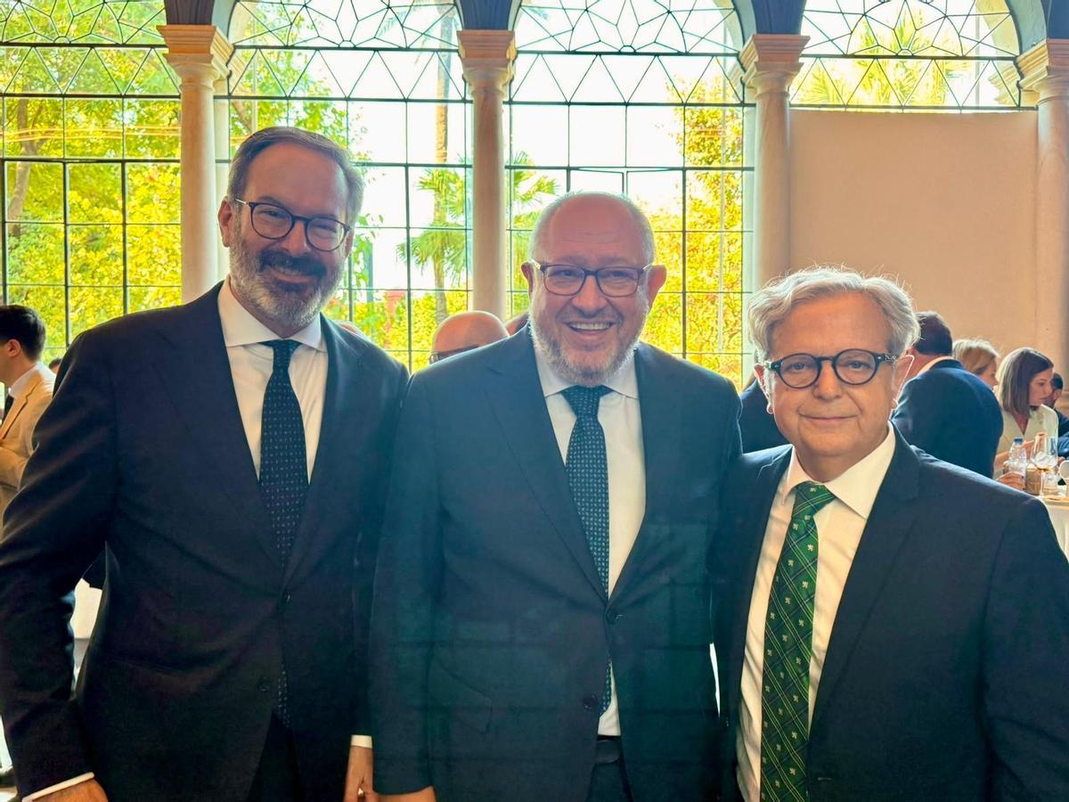 Adolfo Molina, delegado del Gobierno de la Junta de Andalucía en Córdoba; Manuel Torralbo, rector de la UCO; y Salvador Fuentes, presidente de la Diputación de Córdoba, en el acto de toma de posesión de Juanma Moreno.
