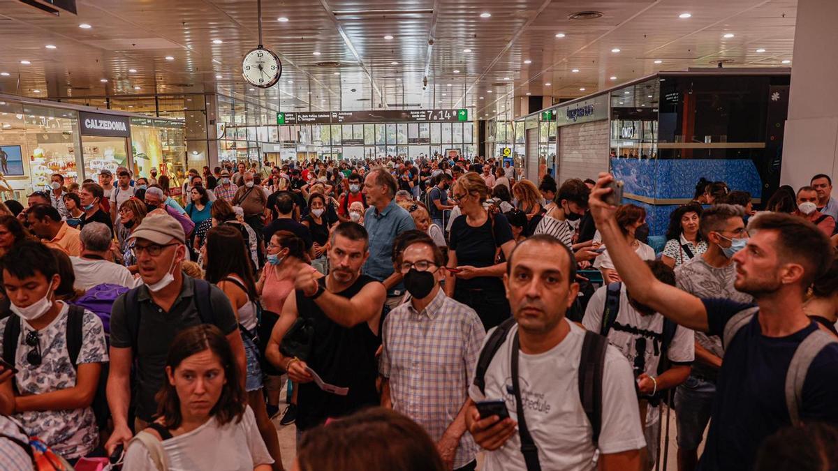 Pasajeros retenidos en la estación de Sants en Barcelona por la suspensión del servicio de AVE entre Madrid y Barcelona.