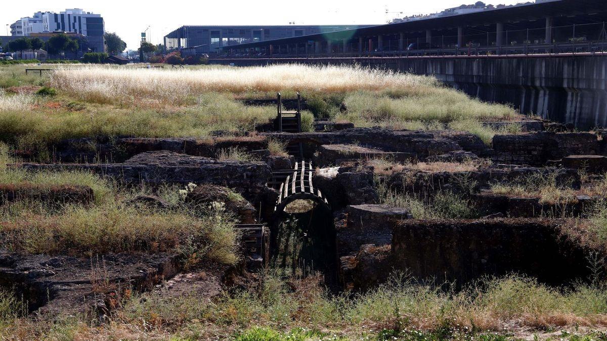 Vista de parte de los restos del yacimiento de Cercadilla con la Estación del AVE al fondo
