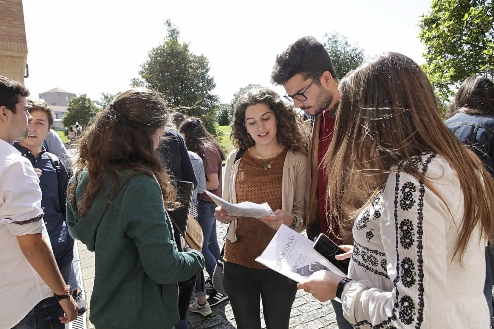 Alumnos se examinan de la PAU en Gijón