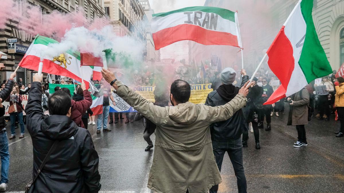 Manifestants amb pancartes i banderes contra el règim d&#039;Iran en una marxa a Roma