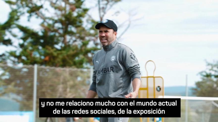 Coudet cumple un año en el Alavés: "A los jugadores les digo que, si ven vídeos míos como futbolista, tienen que hacerlo todo al revés"