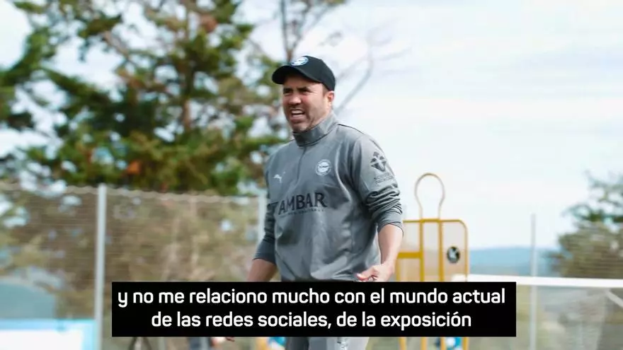 Coudet cumple un año en el Alavés: "A los jugadores les digo que, si ven vídeos míos como futbolista, tienen que hacerlo todo al revés"