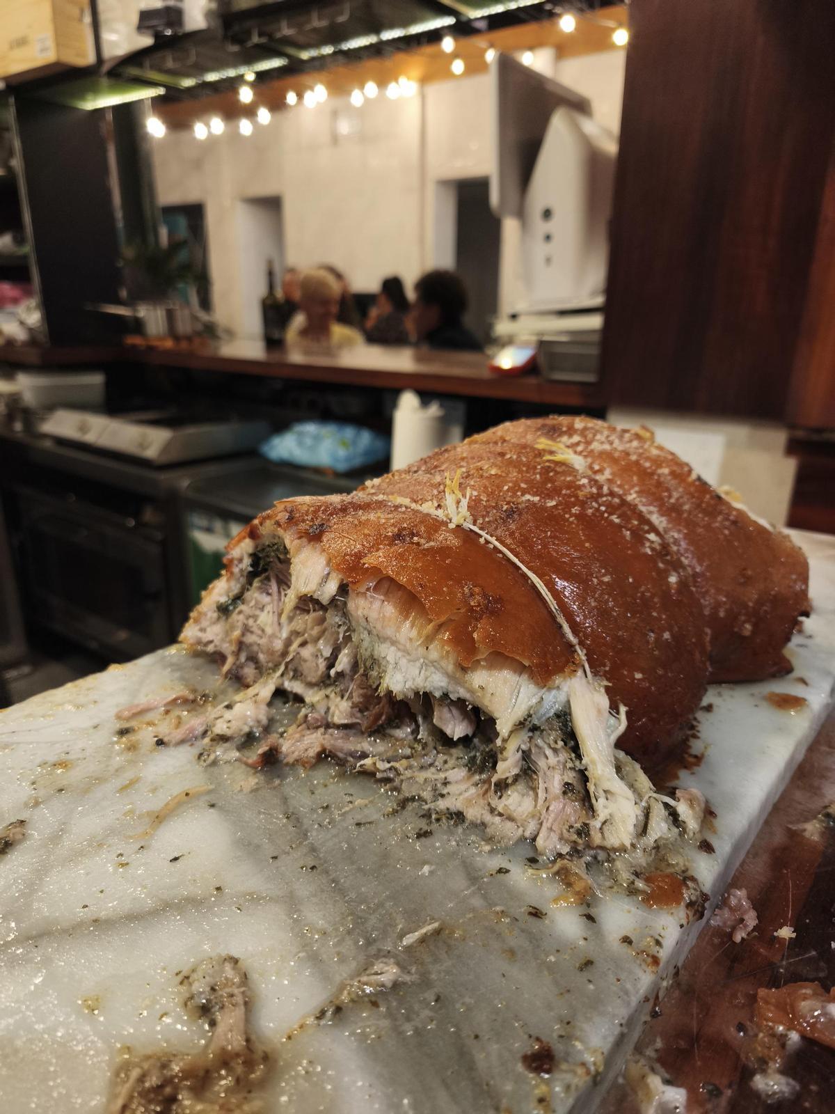 Porchetta en la barra del local.