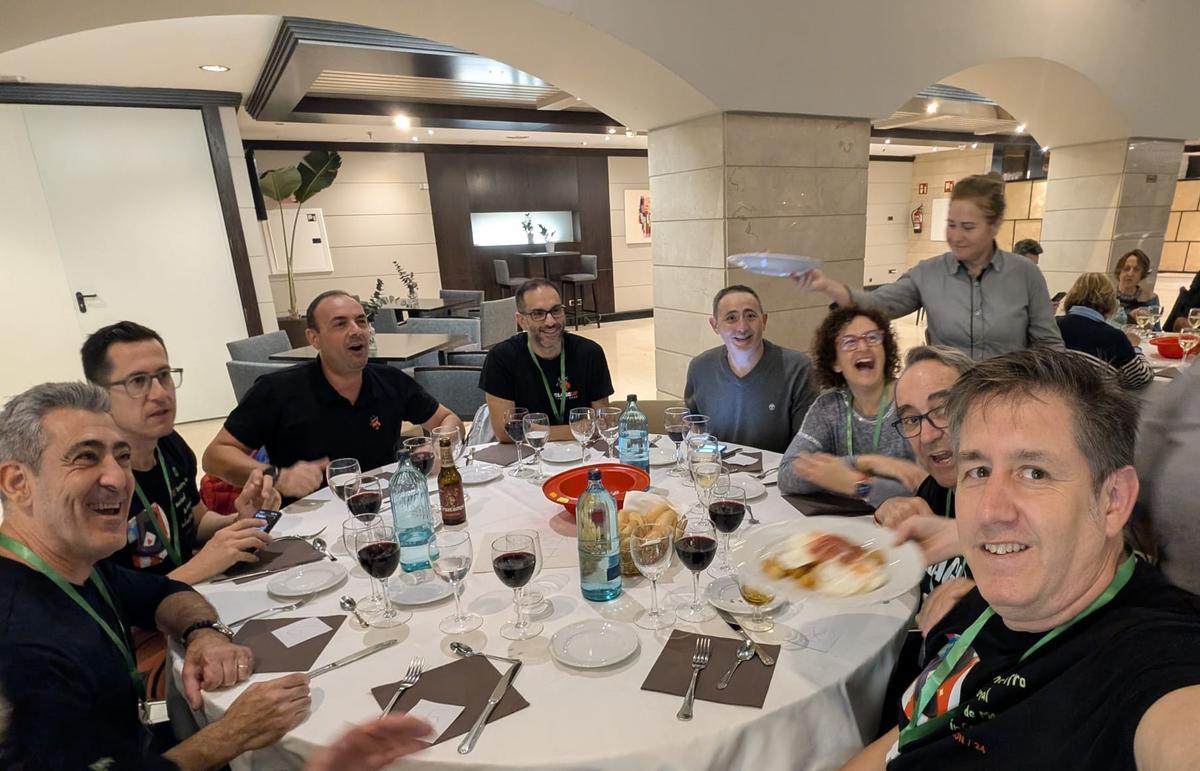 Magos participantes en el congreso, de cena en el hotel Intur.