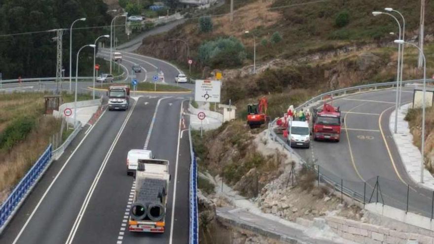 Las paradas del autobús, a la izquierda, y los operarios que empiezan los trabajos, a la derecha.