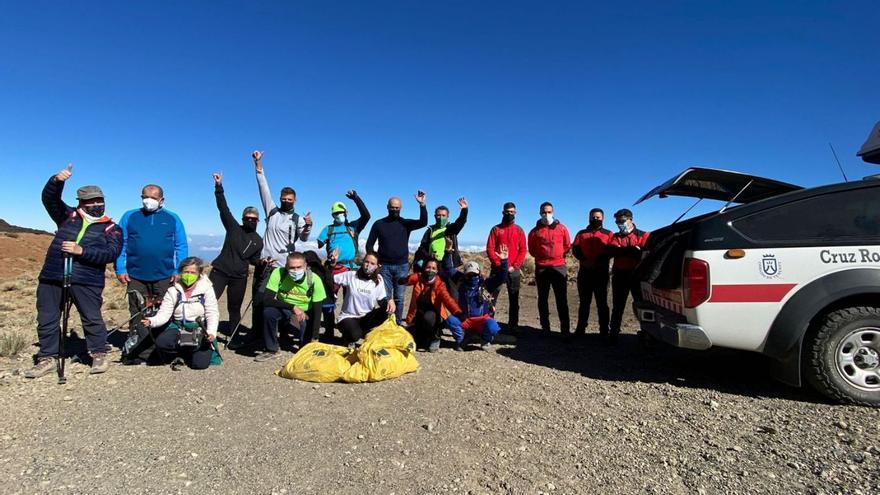 Los senderistas reivindican el turismo sostenible en el Día de las Montañas