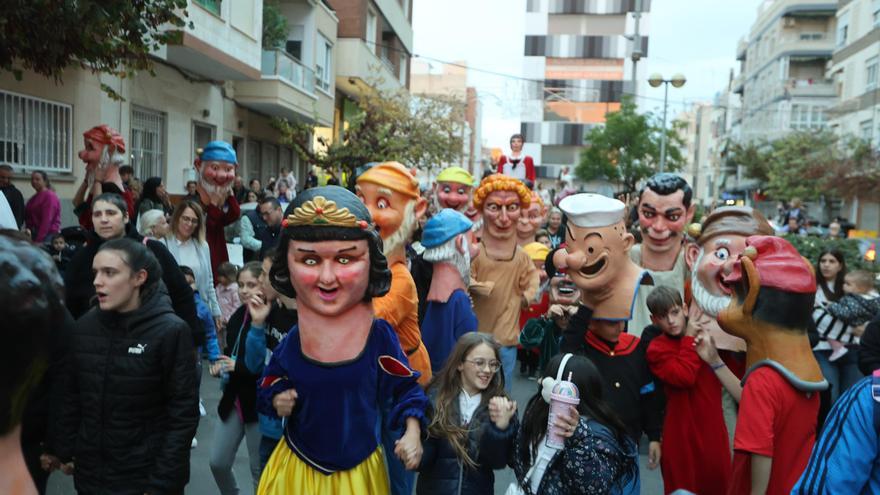 Llegan Lily, El Lobo, El Ogro, la Serafina y el Ora Por Nobis. Es la Charamita. Es fiesta en Torrevieja