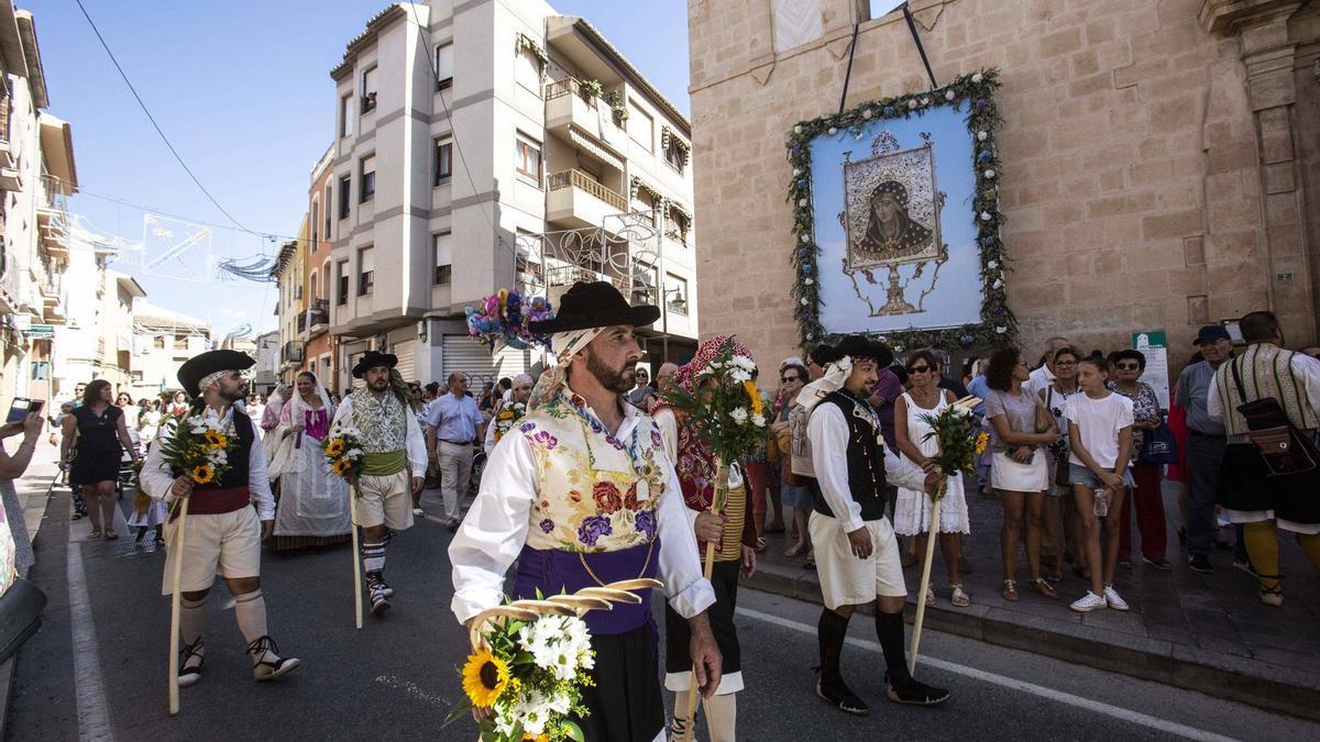 Los festeros han participado de forma multitudinaria en la Ofrenda de Flores a la Virgen de Loreto.