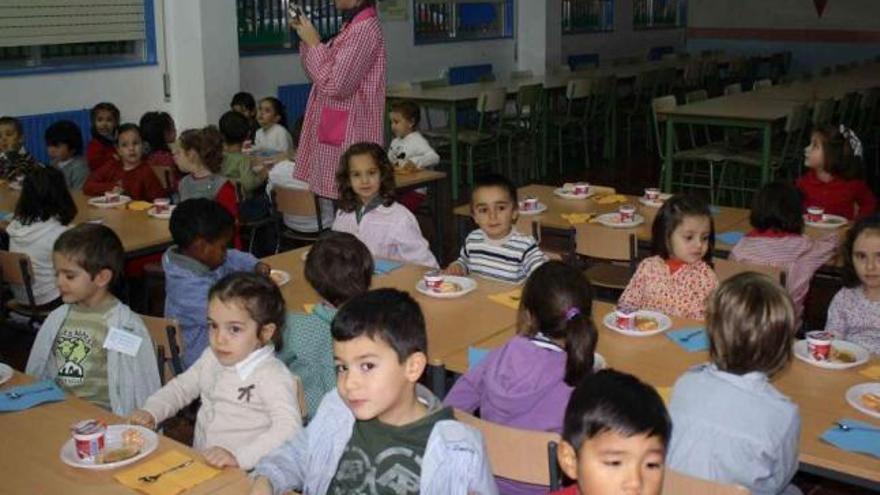 Alumnos del colegio O Graxal en el desayuno saludable de ayer. / la opinión