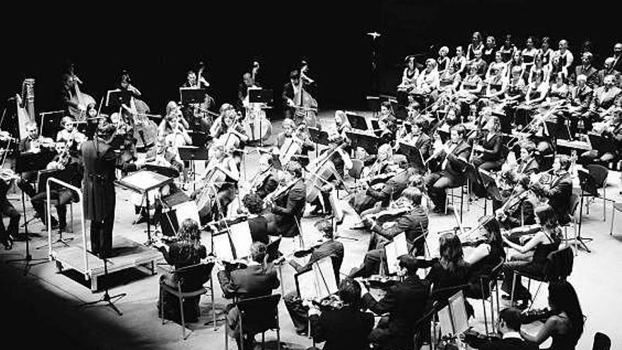 En primer término, la Orquesta «Ciudad de Gijón» y, al fondo, el Coro «Ciudad de Gijón», anoche, en su concierto.