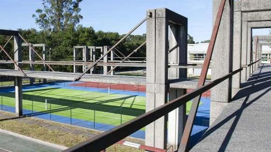 Las pistas irían a continuación de la piscina climatizada. // Bernabé/C.M.