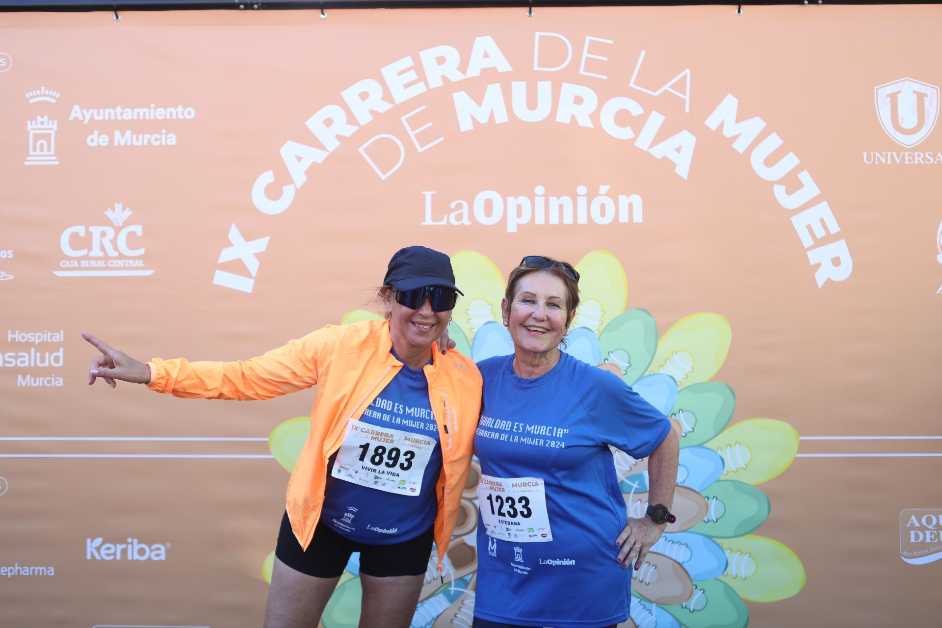 Las participantes posan en el photocall tras finalizar la Carrera de la mujer de Murcia