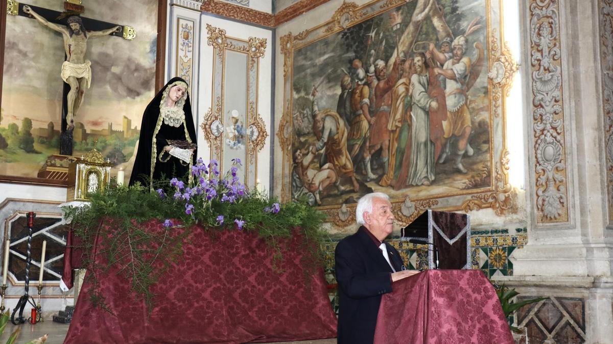 Remigio Pons pronunciando el Pregón de la Semana Santa de Benigànim.