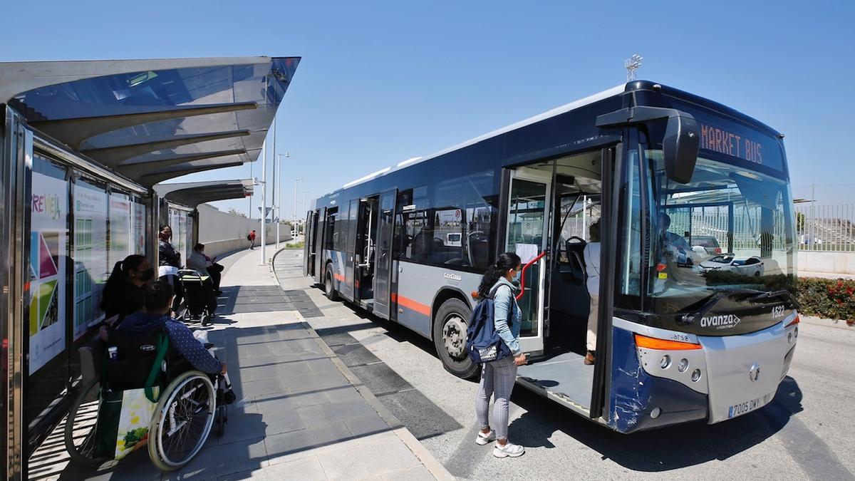 Imagen de la nueva ubicación de la parada con marquesinas junto al acceso peatonal del mercadillo