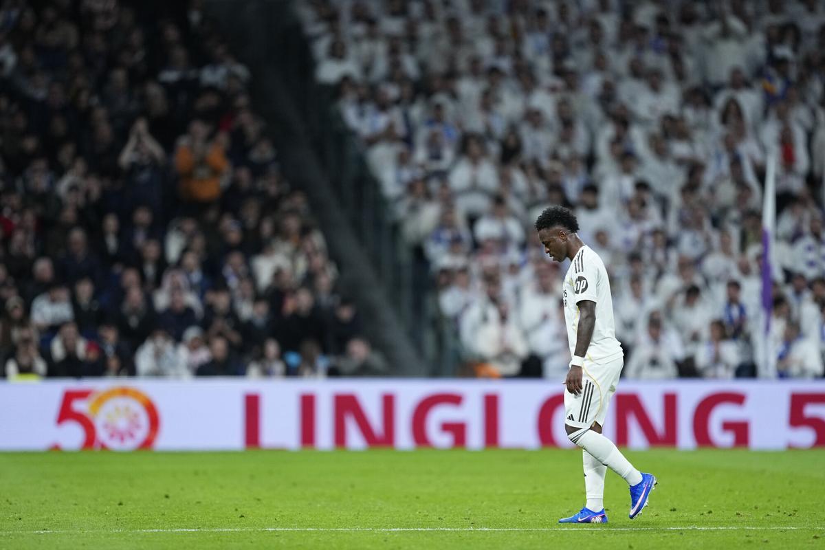 Vinícius se retira al banquillo mientras el Bernabéu le pita.